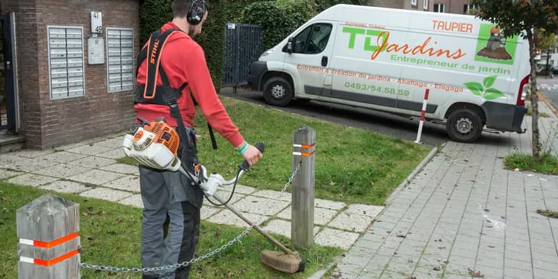 Gardening services - Man mowing lawn