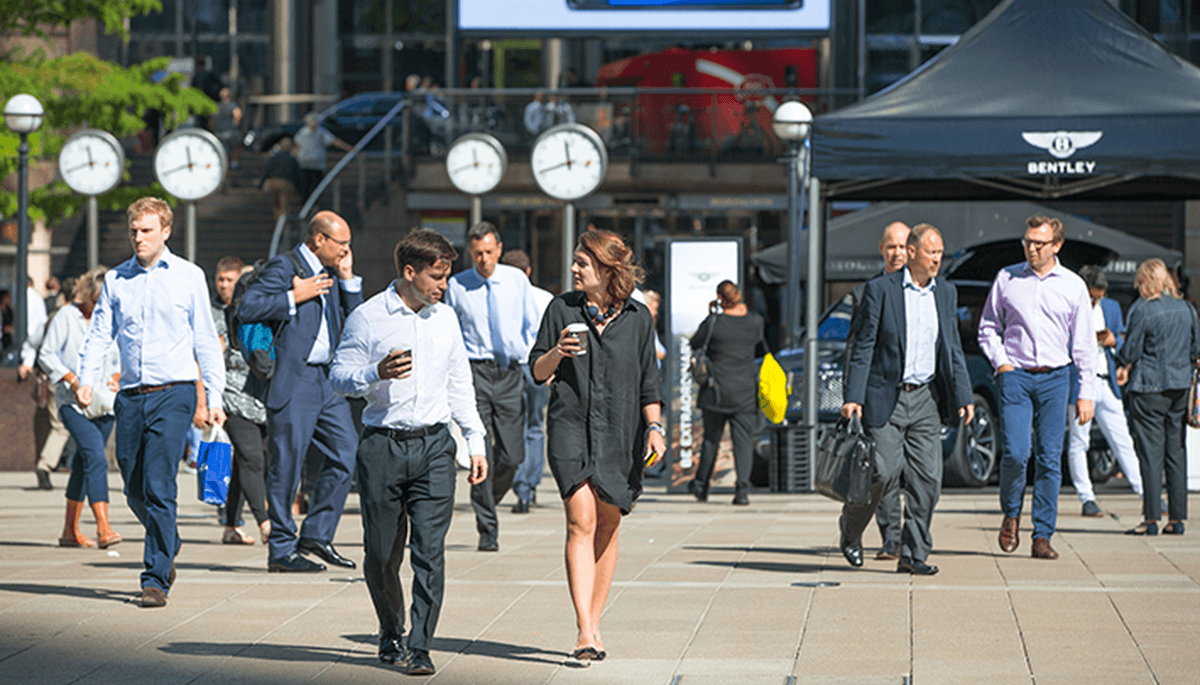 Image of a group of business people going to work for Eurofound's report 'Does employment status matter for job quality?'