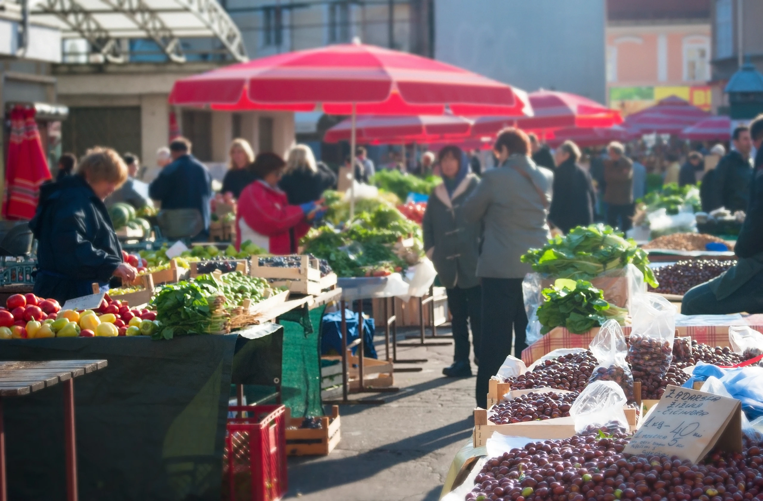 Busy farmers market in small town by joyt / Adobe Stock