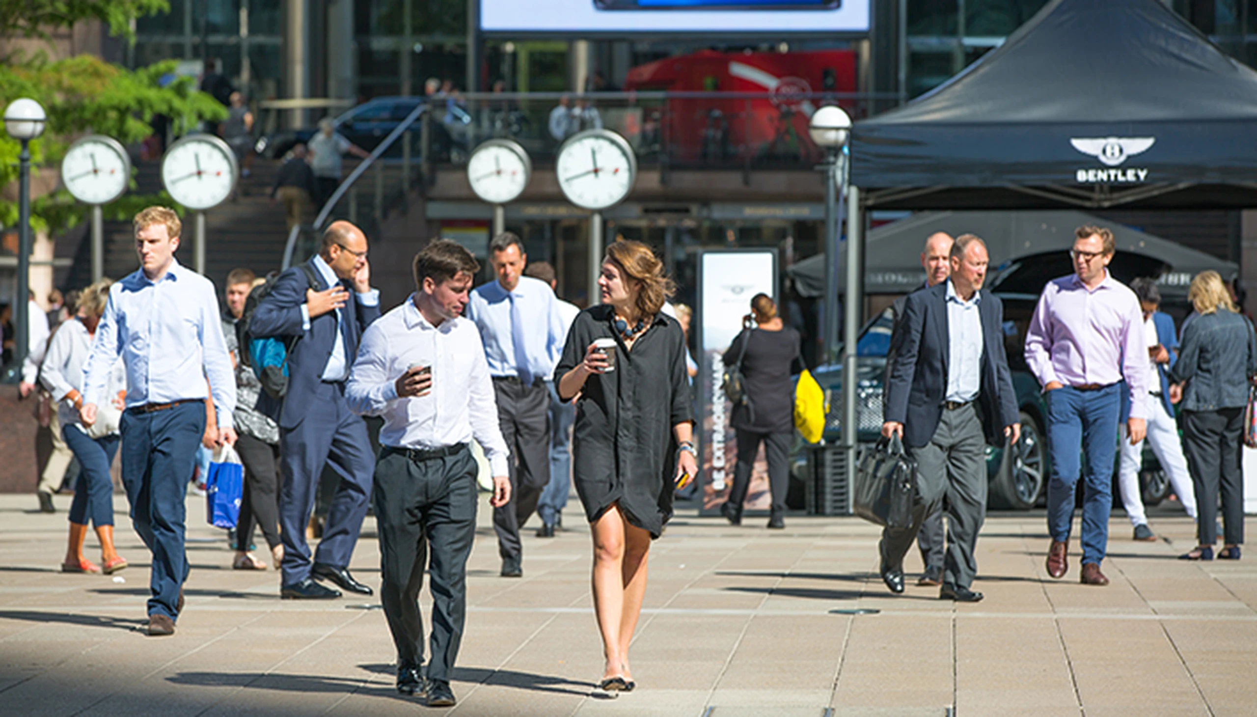 Image of a group of business people going to work for Eurofound's report 'Does employment status matter for job quality?'