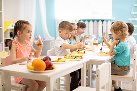 Group of children eating healthy food in day care centre © Oksana Kuzmina/Adobe Stock