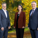 Image of Jan Kouwenberg, Chair of Eurofound’s Management Board (Left), with Maria Jepsen, Eurofound Deputy Director (Centre), and Ivailo Kalfin, Eurofound Executive Director (Right) in the gardens at Eurofound on 19 November 2021